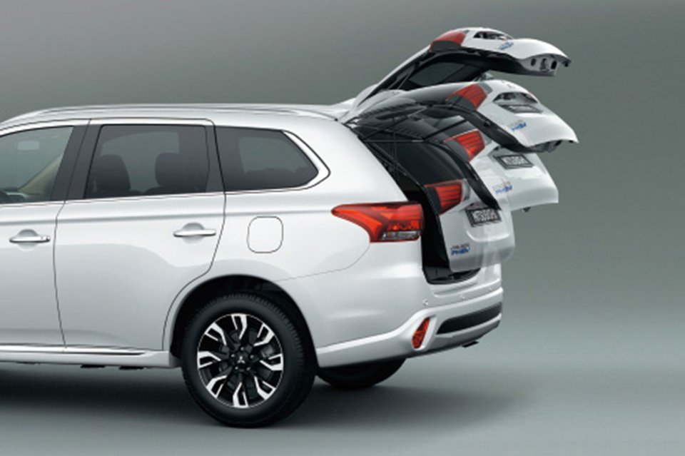 Outlander PHEV Gallery Image, Interior View, Exterior View, Features and Options